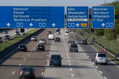 Auf den Autobahnen im Rhein-Main-Gebiet erwartet der ADAC zum Start in die Osterferien viel Verkehr. (Archivbild) Foto: Boris Ro