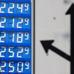 Die Preise für Benzin und Diesel liegen deutlich über der 2-Euro-Marke. (Symbolfoto) Foto: Robert Michael/dpa