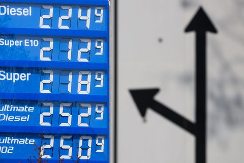 Die Preise für Benzin und Diesel liegen deutlich über der 2-Euro-Marke. (Symbolfoto) Foto: Robert Michael/dpa
