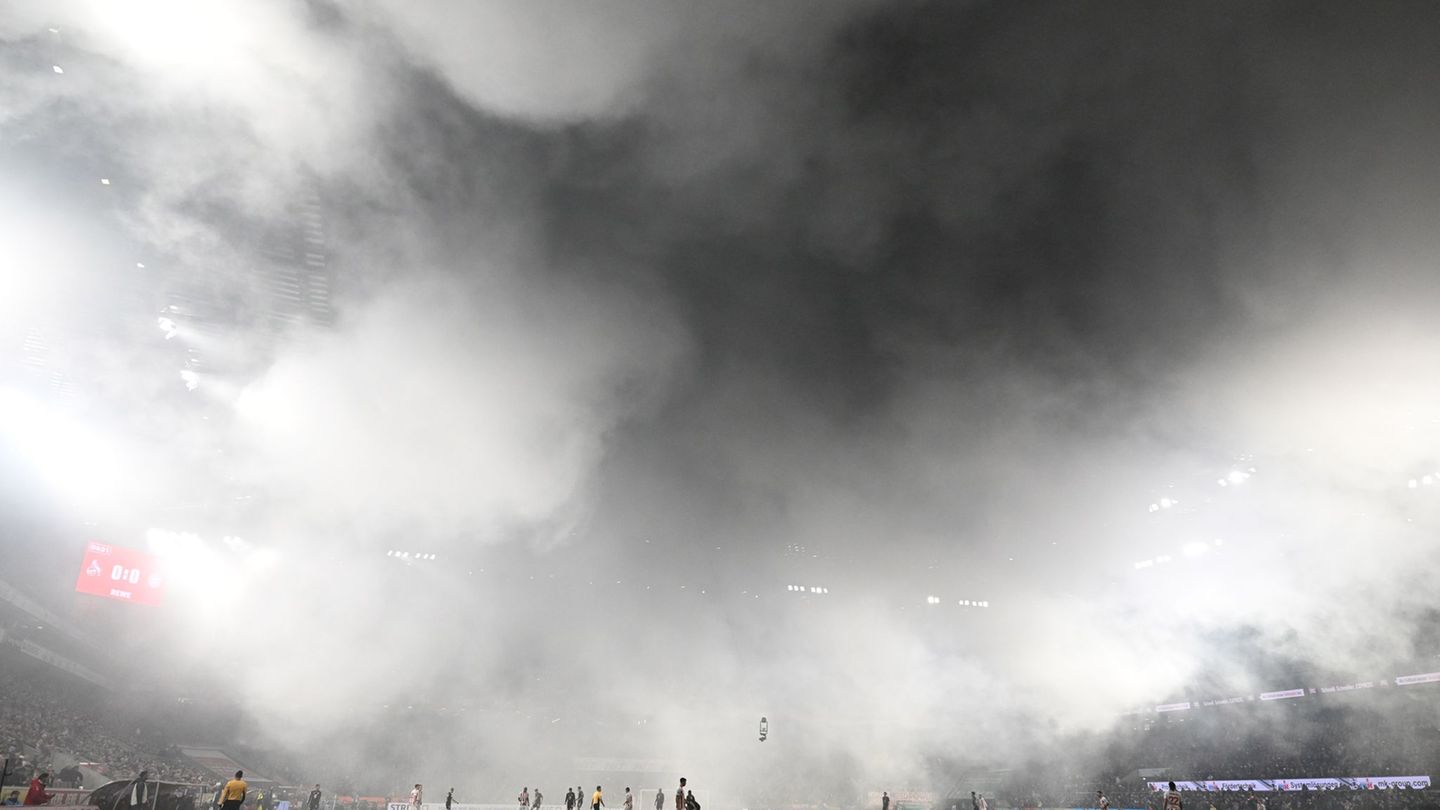 Nach dem Abbrennen von Pyrotechnik musste das Spiel zwischen dem 1. FC Köln und dem FC Bayern München wegen starker Rauchentwick