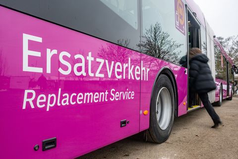 Die Bahnstrecke zwischen Obertraubling und Passau wird wegen Bauarbeiten ab Mitte Juni vorübergehend gesperrt. Es fahren Ersatzb