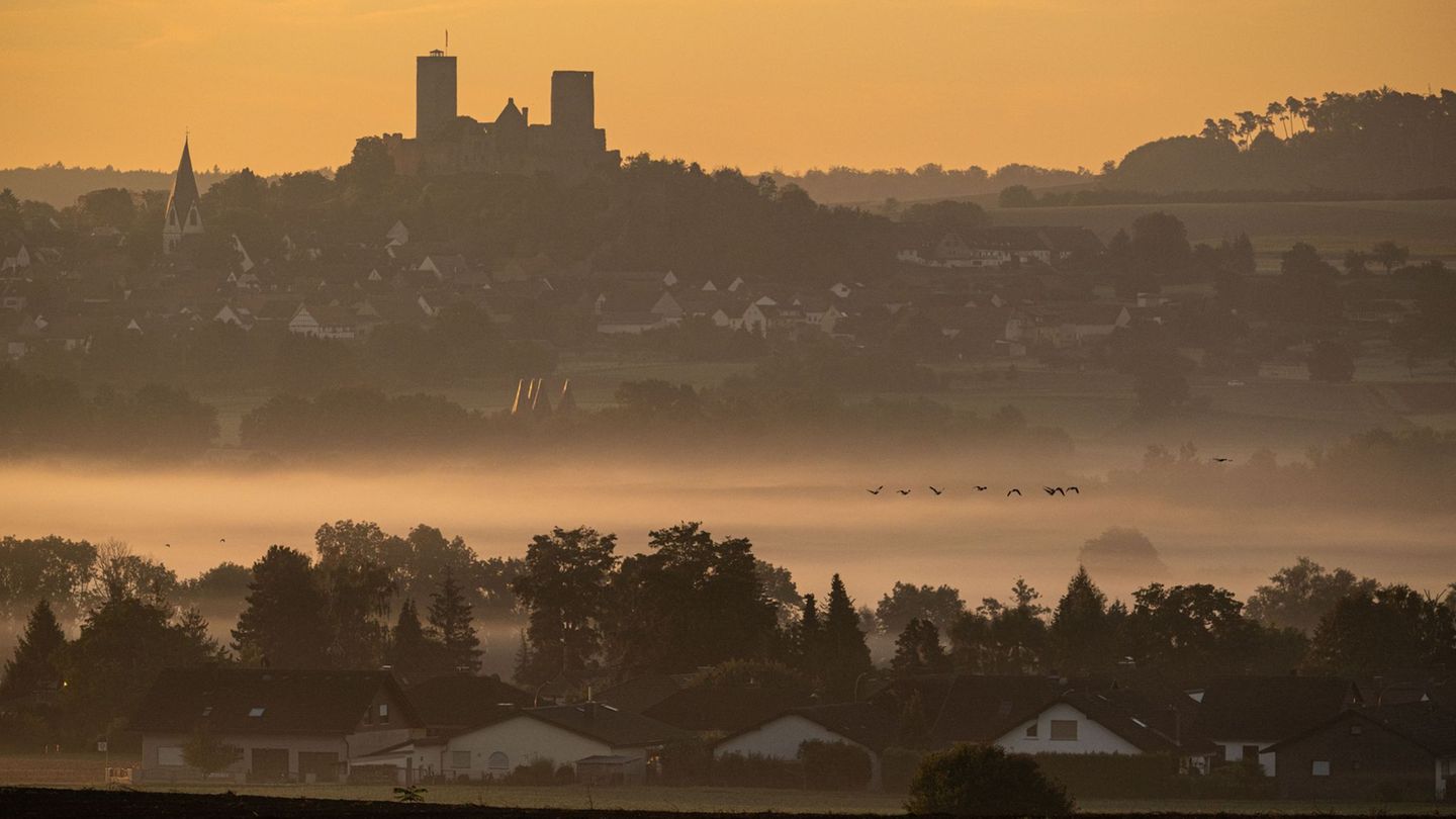 Auf der Burgruine Münzenberg kann das Mittelalter mit den fünf Sinnen erlebt werden. (Archivbild) Foto: Boris Roessler/dpa