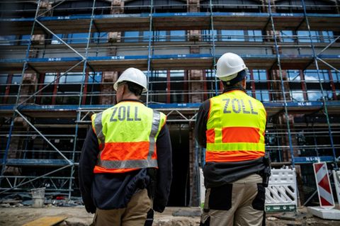 Zollbeamte bei Razzia auf Baustelle