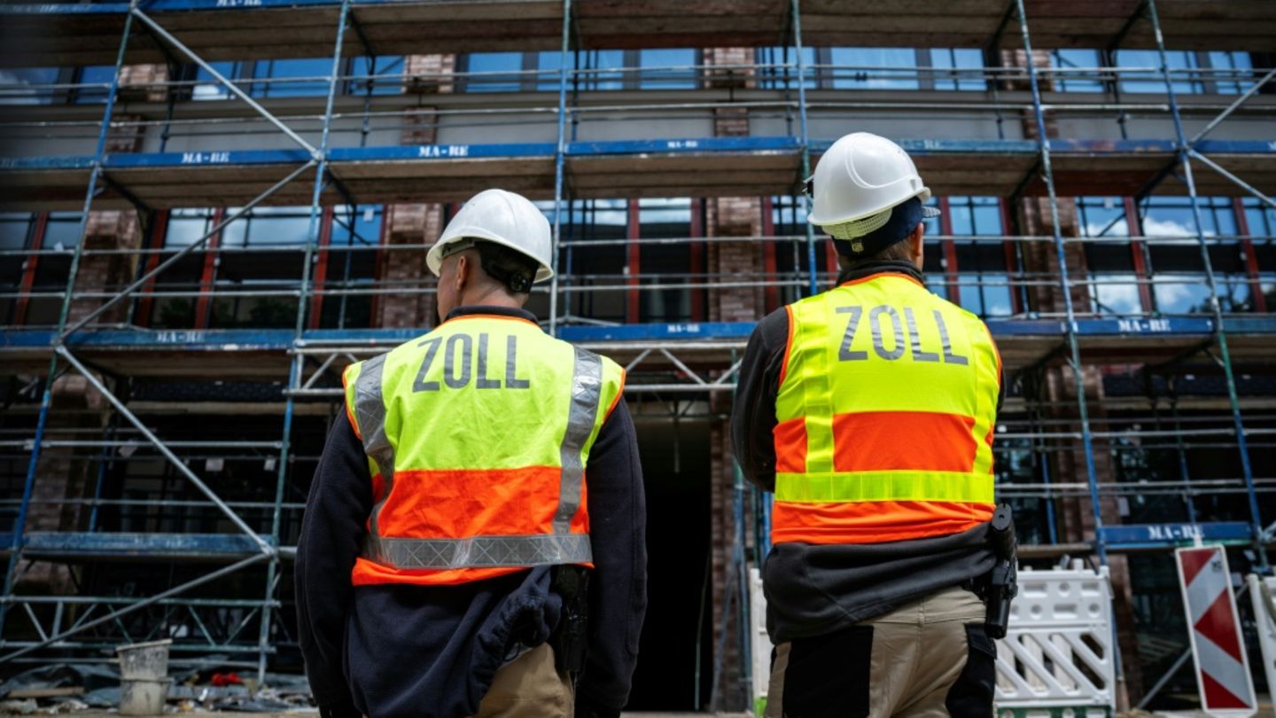 Zollbeamte bei Razzia auf Baustelle