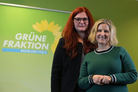 Katrin Eder (rechts) ist die neue Fraktionschefin der Grünen, Pia Schellhammer wieder Parlamentarische Geschäftsführerin. Foto: