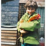 Arthur Parkinson mit einer Henne auf dem Arm