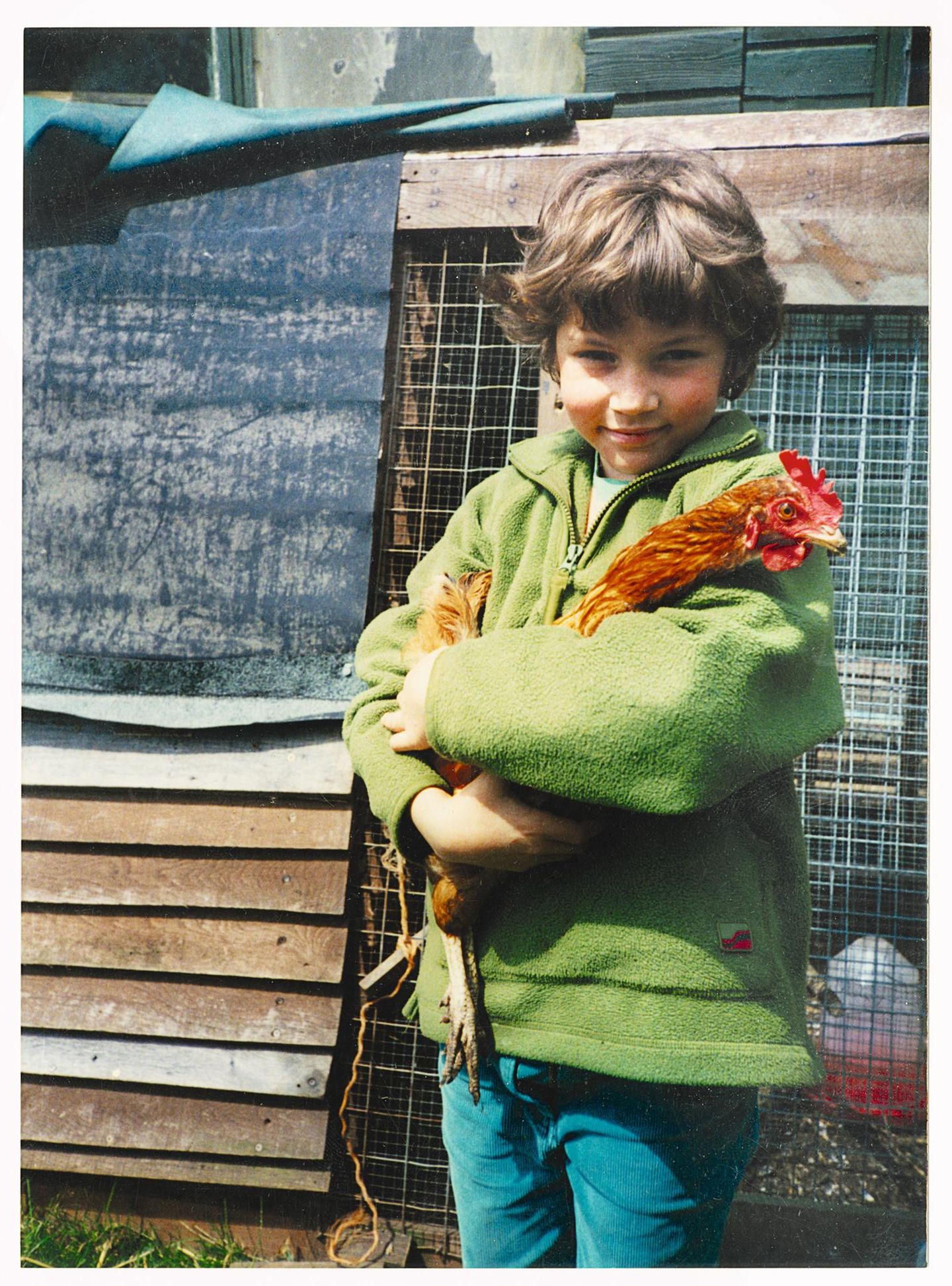 Arthur Parkinson mit einer Henne auf dem Arm