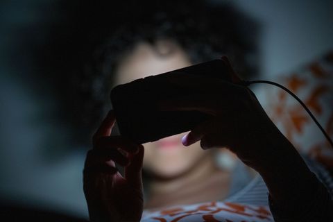 Mit dem Handy im Bett - das ist unter Umständen keine gute Idee und kann Schlafprobleme begünstigen. (Symbolbild) Foto: Sebastia