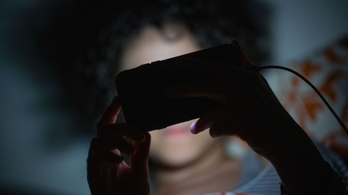 Mit dem Handy im Bett - das ist unter Umständen keine gute Idee und kann Schlafprobleme begünstigen. (Symbolbild) Foto: Sebastia