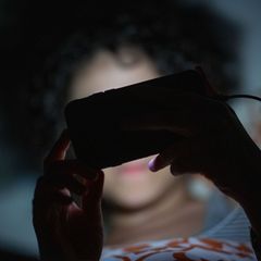 Mit dem Handy im Bett - das ist unter Umständen keine gute Idee und kann Schlafprobleme begünstigen. (Symbolbild) Foto: Sebastia