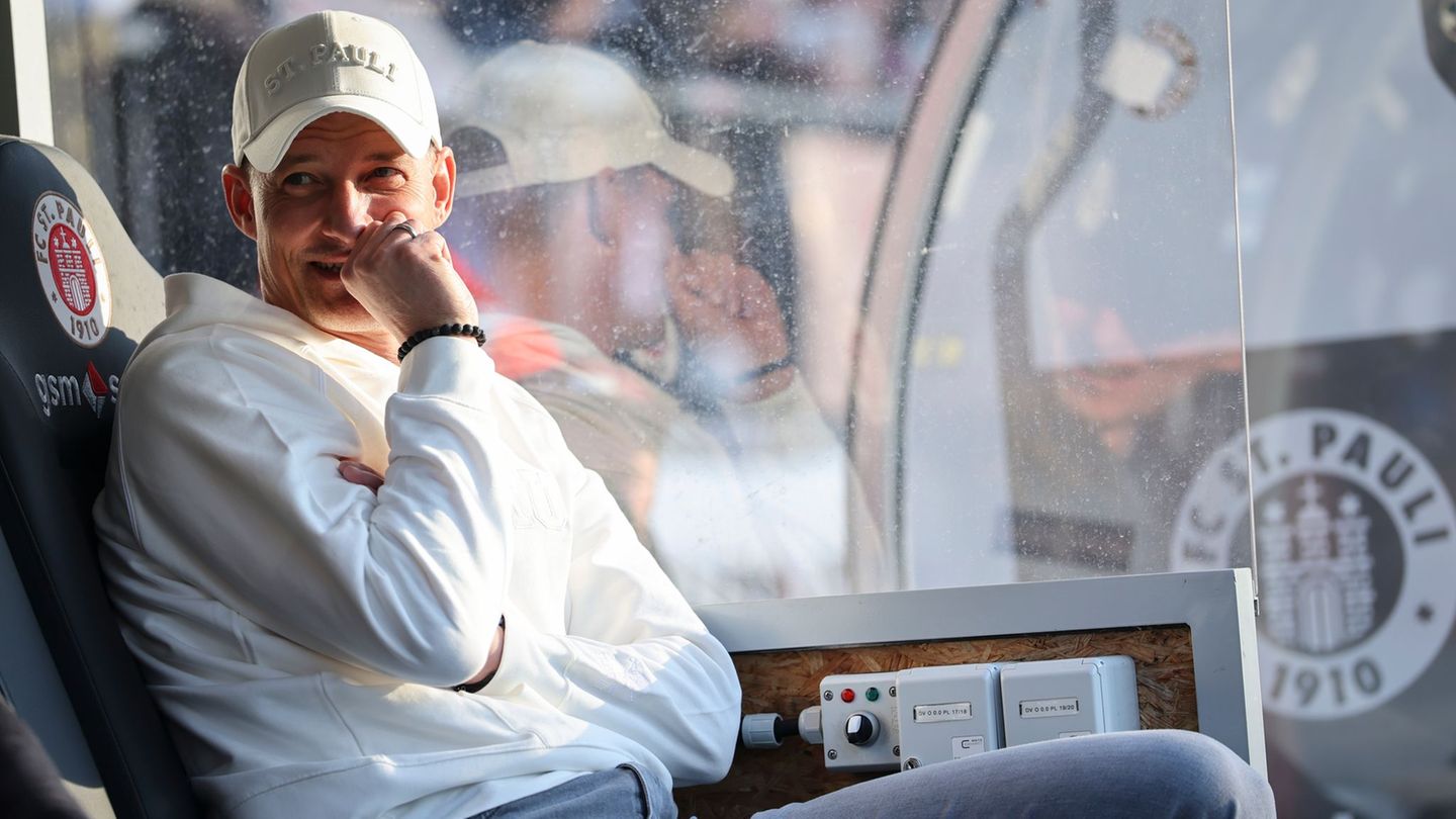 Trainer Alexander Blessin vom FC St. Pauli erhielt wegen seiner Schiri-Schelte eine Geldstrafe. (Archivbild) Foto: Christian Cha
