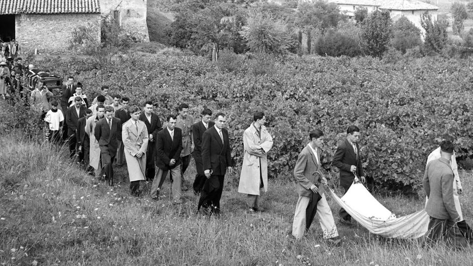 Der Trauerzug, der die Opfer der Massenvergiftung zum Friedhof begleitet