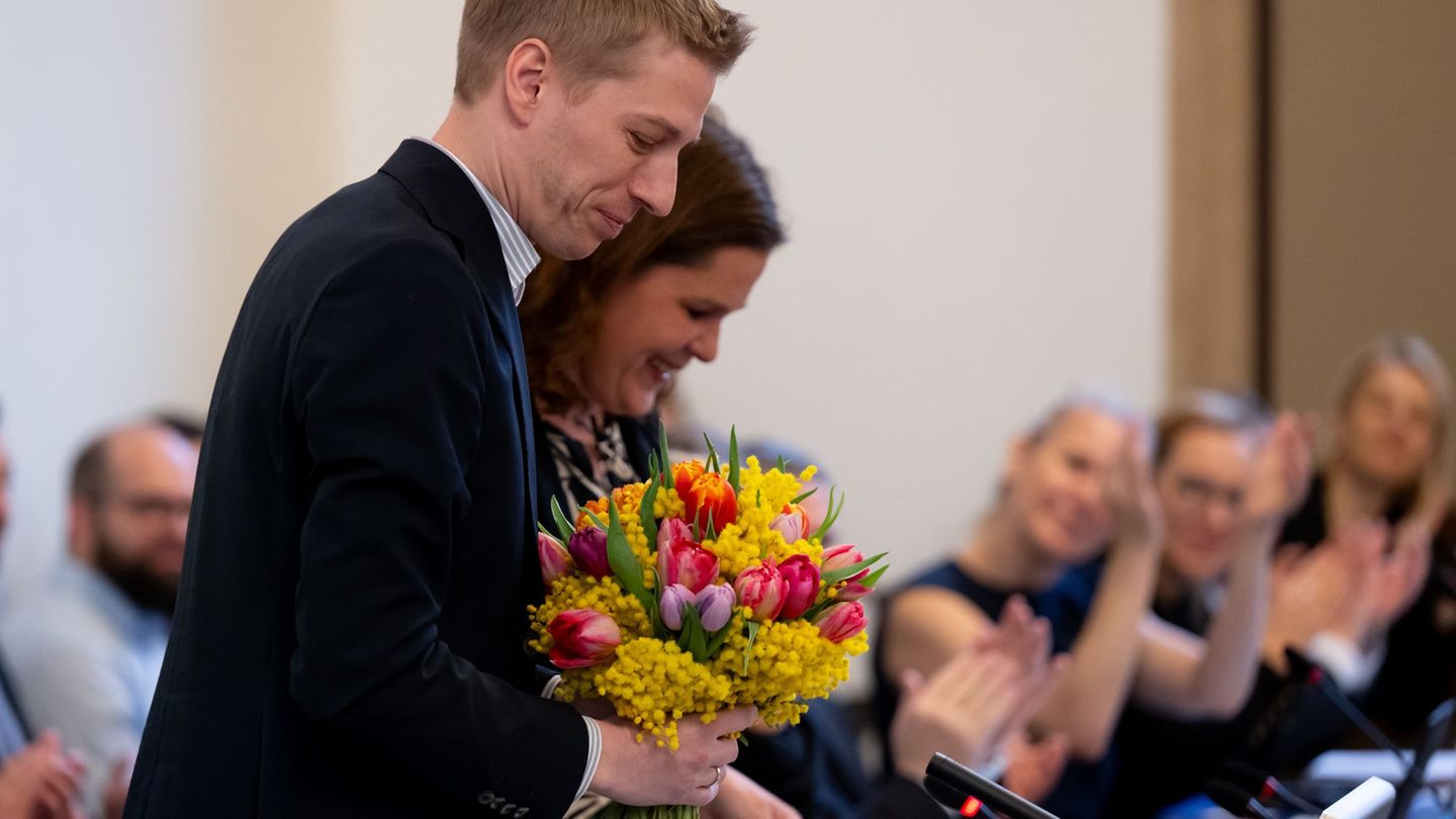 Der neu gewählte Oberbürgermeister bekam Glückwünsche und Blumen. Foto: Sven Hoppe/dpa