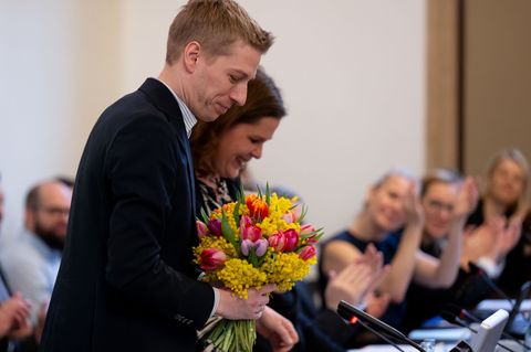 Der neu gewählte Oberbürgermeister bekam Glückwünsche und Blumen. Foto: Sven Hoppe/dpa