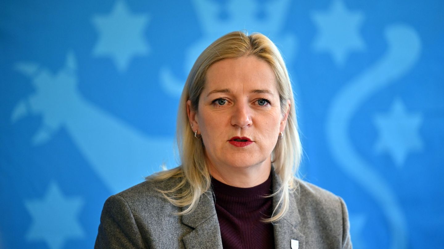 Migrationsministerin Beate Meißner sieht in der Bezahlkarte für Flüchtlinge ein Erfolgsmodell. (Archivbild) Foto: Martin Schutt/