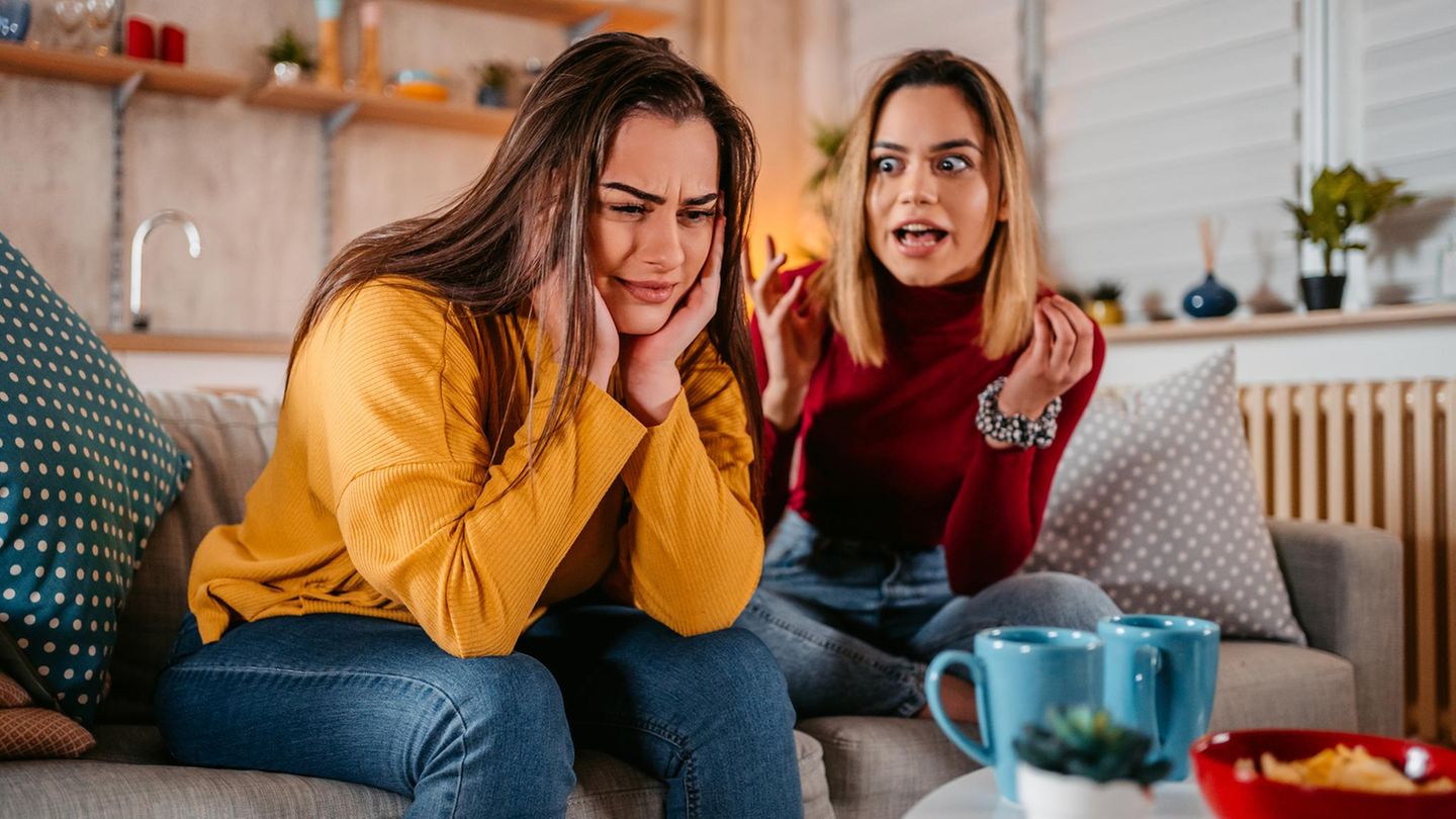 Zwei Frauen auf einem Sofa, die eine scheint sehr viel zu reden, die andere kann es nicht mehr hören