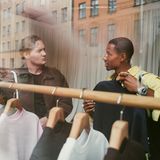 Zwei Männer in einem Geschäft schauen sich Kleidung an