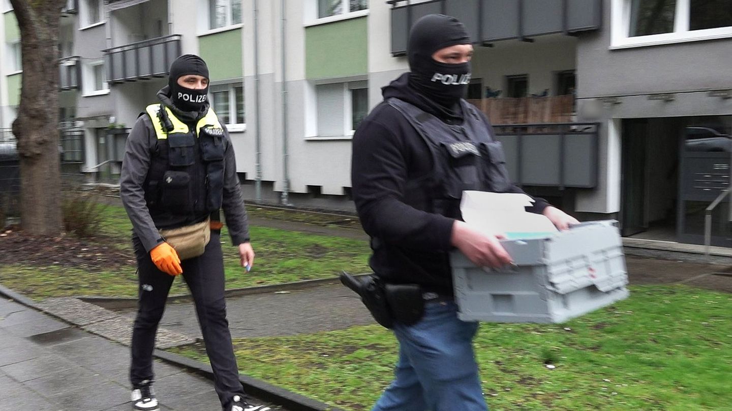 Im Auftrag von Bundespolizei und Europol sicherten Einsatzkräfte mögliches Beweismaterial. Foto: Markus Gayk/dpa