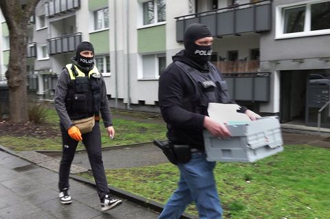 Im Auftrag von Bundespolizei und Europol sicherten Einsatzkräfte mögliches Beweismaterial. Foto: Markus Gayk/dpa