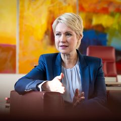 MV-Ministerpräsidentin Manuela Schwesig (SPD) äußert sich am Rande des Ost-Ministerpräsidententreffens in Berlin. (Archivbild) F