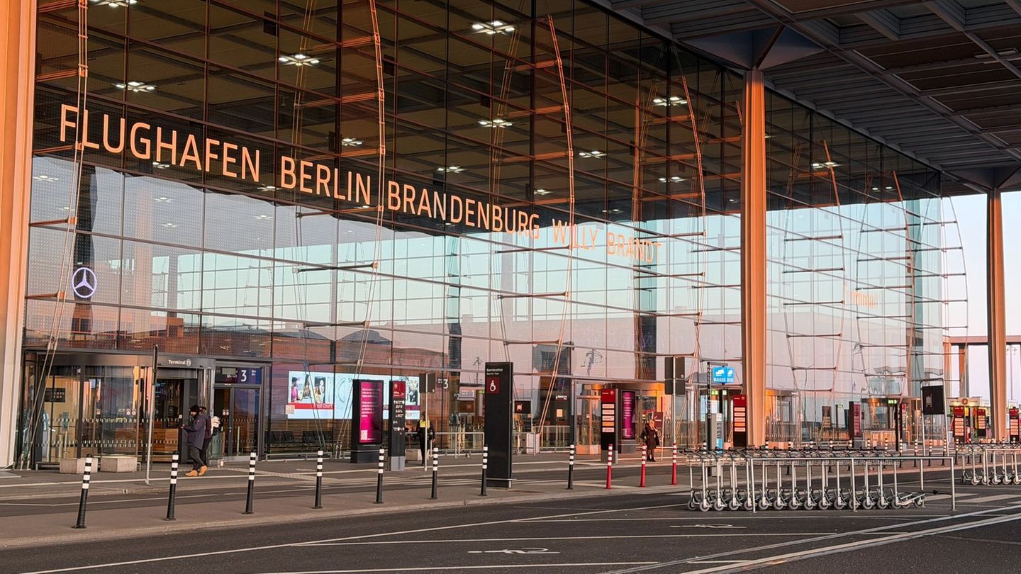 Der Sommerflugplan am Hauptstadtflughafen BER sieht neue Langstreckenverbindungen insbesondere nach Kanada vor. (Archivbild) Fot