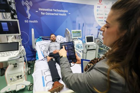 Zukunft mit 6G in der Medizin: Auf einem Tablett werden dem Arzt die aktuellen Vitaldaten und Patienteninformationen angezeigt,