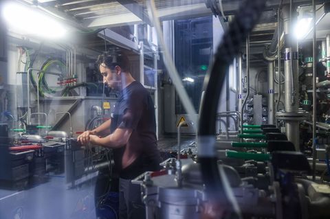 Ein Mitarbeiter prüft bei einem Autozulieferer im Landkreis Zwickau Verschlüsse von Filteranlagen. (Archivbild) Foto: Jan Woitas