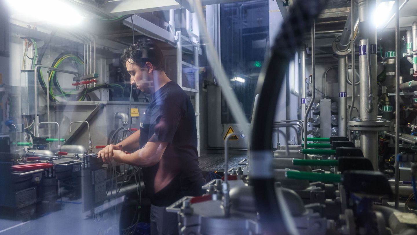Ein Mitarbeiter prüft bei einem Autozulieferer im Landkreis Zwickau Verschlüsse von Filteranlagen. (Archivbild) Foto: Jan Woitas