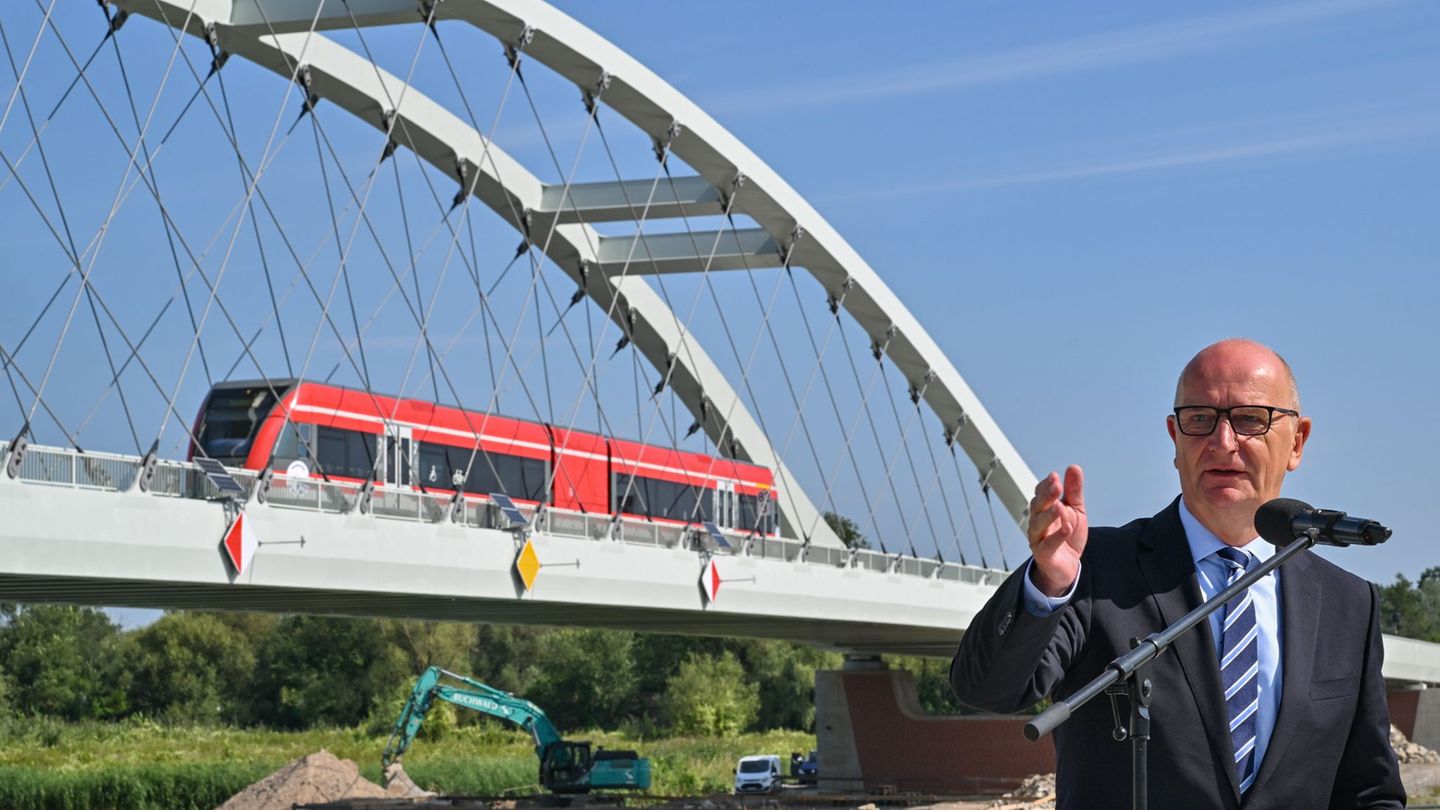 Brandenburgs Ministerpräsident Dietmar Woidke (SPD) setzt sich für den Ausbau der Ostbahn Richtung Polen ein (Archivbild). Foto: