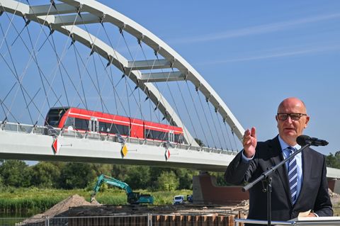 Brandenburgs Ministerpräsident Dietmar Woidke (SPD) setzt sich für den Ausbau der Ostbahn Richtung Polen ein (Archivbild). Foto: