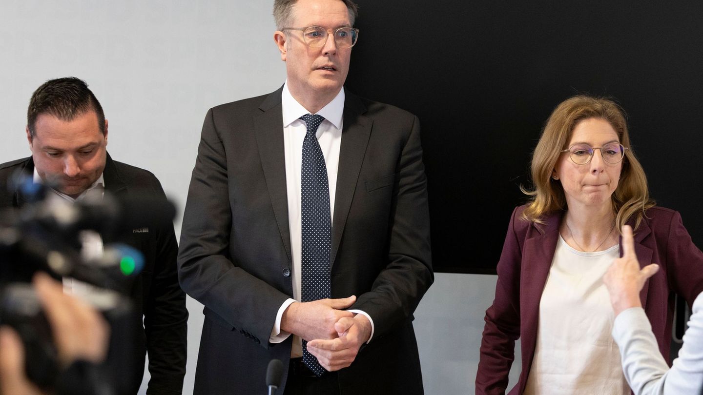 Alexander Schweitzer und Sabine Bätzing-Lichtenthäler bei der ersten Fraktionssitzung nach der Wahl. Foto: Helmut Fricke/dpa