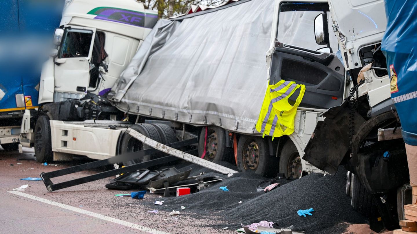 Laut Polizei sind Fahrer schwer verletzt. Foto: Sina Schuldt/dpa