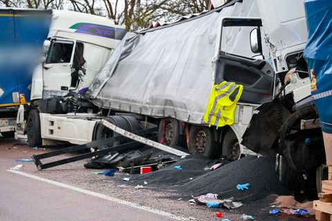 Laut Polizei sind Fahrer schwer verletzt. Foto: Sina Schuldt/dpa