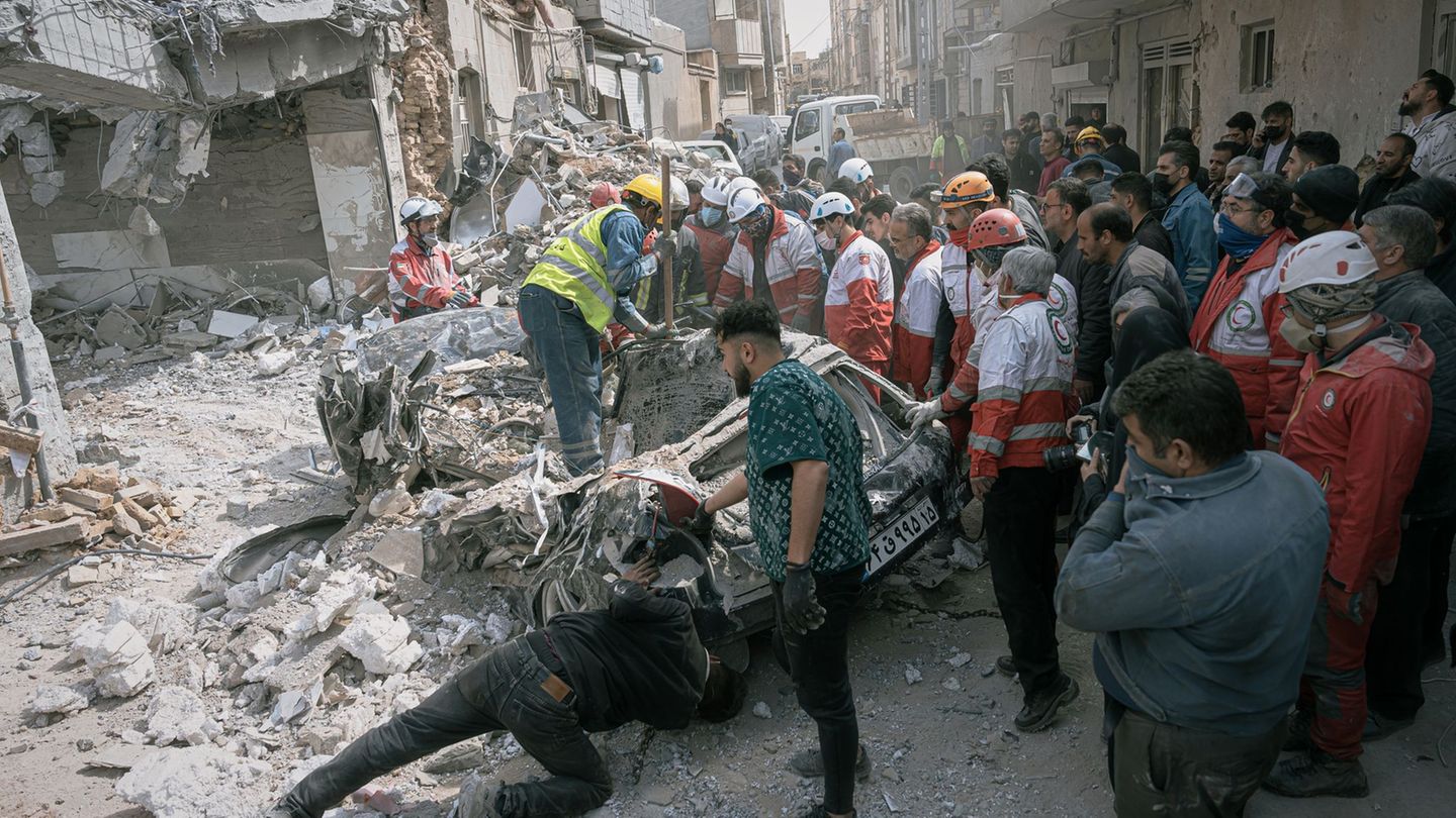 Die Angriffe der USA und Israels auf den Iran dauern an. Foto: Mati Hashemi/AP/dpa