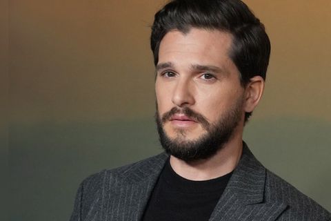 Statt in Westeros findet sich Kit Harington in seinem nächsten Projekt in einem verzwickten Liebesdreieck wieder.