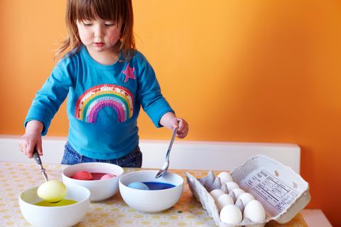 Ein Kind färbt ein Osterei