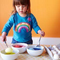 Ein Kind färbt ein Osterei