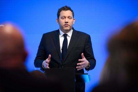 Der SPD-Chef präsentiert seinen Reformplan. Foto: Bernd von Jutrczenka/dpa