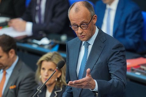 Der Regierungschef sagte im Bundestag: "Wolfram Weimer hat mein Vertrauen." Foto: Michael Kappeler/dpa