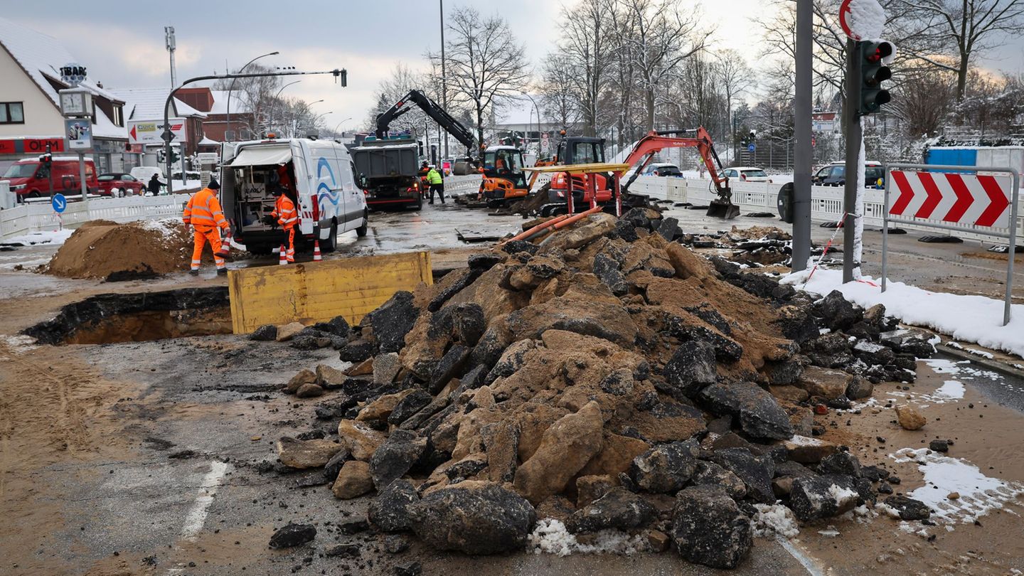 Seit dem 3. Januar 2026 behindert ein Wasserrohrbruch an der Kollaustraße den Verkehr im Nordwesten Hamburgs. (Archivbild) Foto: