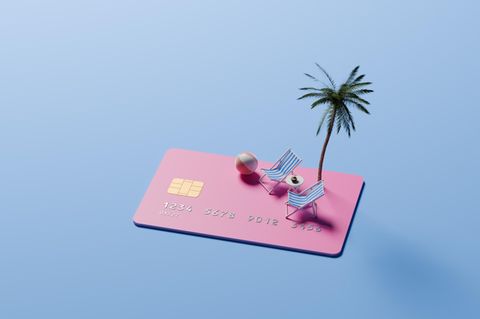 Flupreise: Kreditkarte mit Liegestuhl und Palme