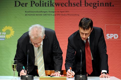Kretschmann und Schmid bei der Unterschrift des Tisches 2011. (Archivfoto) Foto: picture alliance / dpa