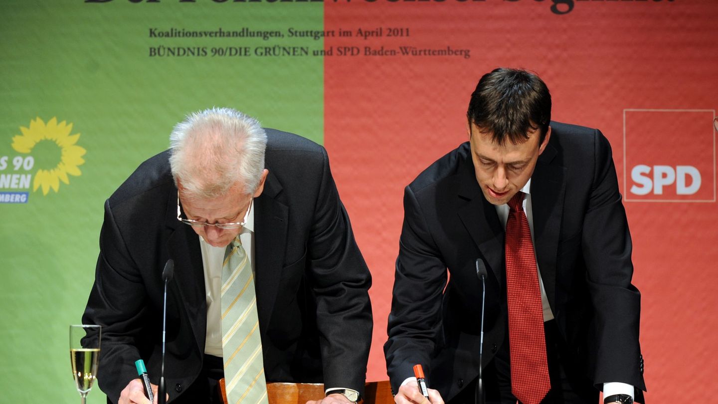 Kretschmann und Schmid bei der Unterschrift des Tisches 2011. (Archivfoto) Foto: picture alliance / dpa