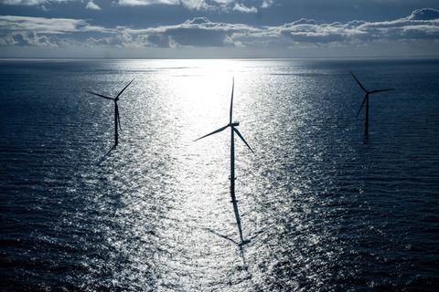 Wasserstoff soll neben Windparks weit draußen auf der Nordsee produziert werden. (Symbolbild) Foto: Sina Schuldt/dpa