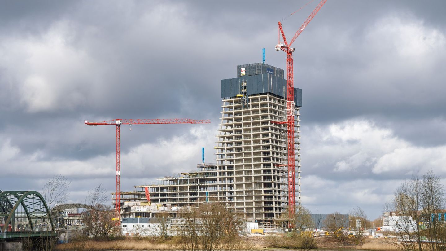 Die CDU wirft dem Senat von Bürgermeister Tschentscher vor, Steuergelder zur Fertigstellung des Elbtowers ausgeben zu wollen. Fo
