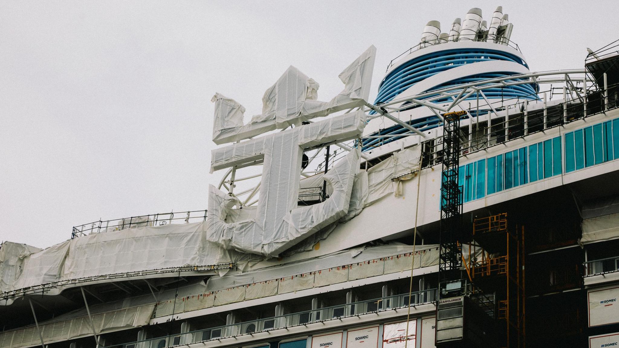 Das Logo von Royal Caribbean thront über der Werft in Turku, wo der nächste Kreuzfahrtriese entsteht