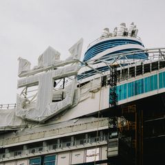 Das Logo von Royal Caribbean thront über der Werft in Turku, wo der nächste Kreuzfahrtriese entsteht