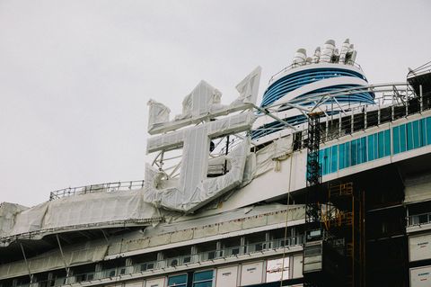 Das Logo von Royal Caribbean thront über der Werft in Turku, wo der nächste Kreuzfahrtriese entsteht