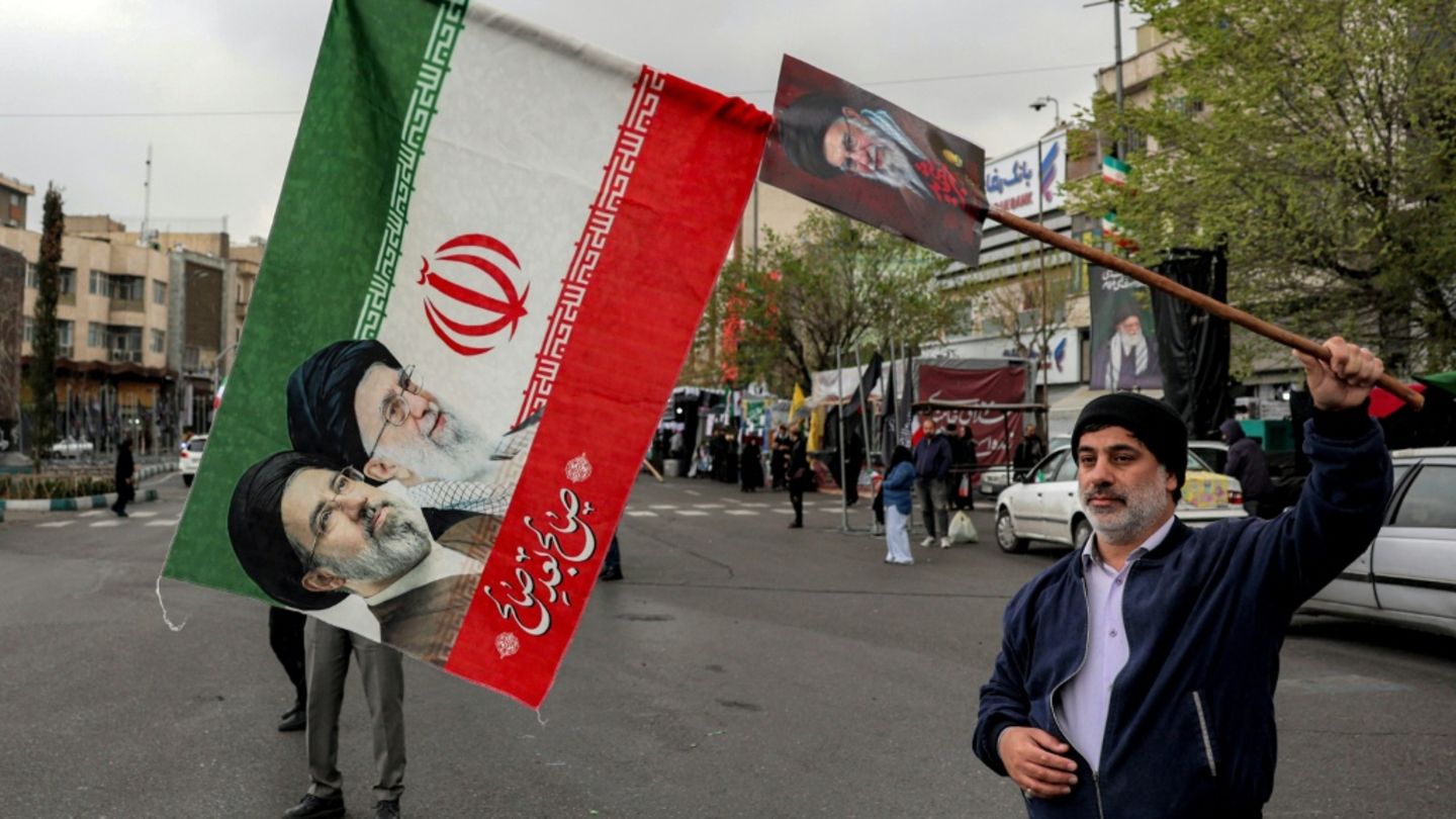 Mann mit iranischer Flagge in Teheran