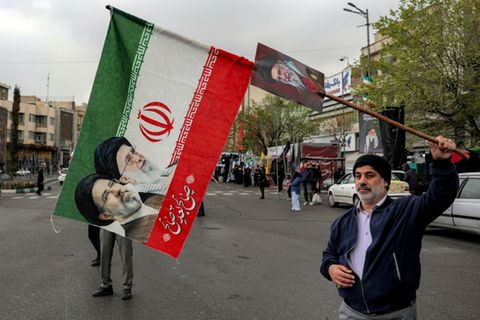 Mann mit iranischer Flagge in Teheran